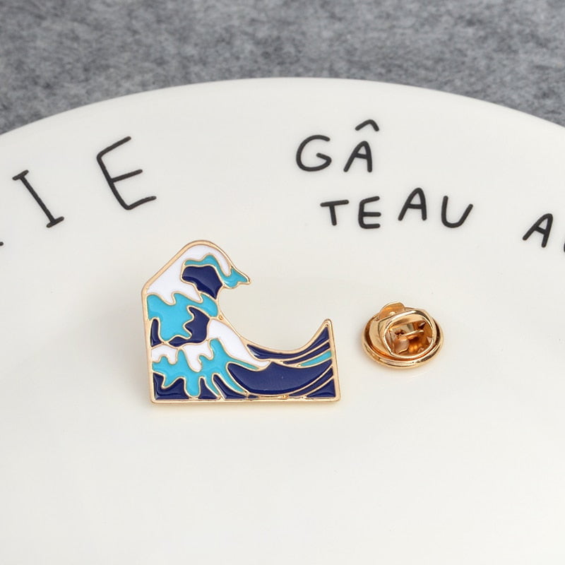La grande vague de broche en émail kanagawa