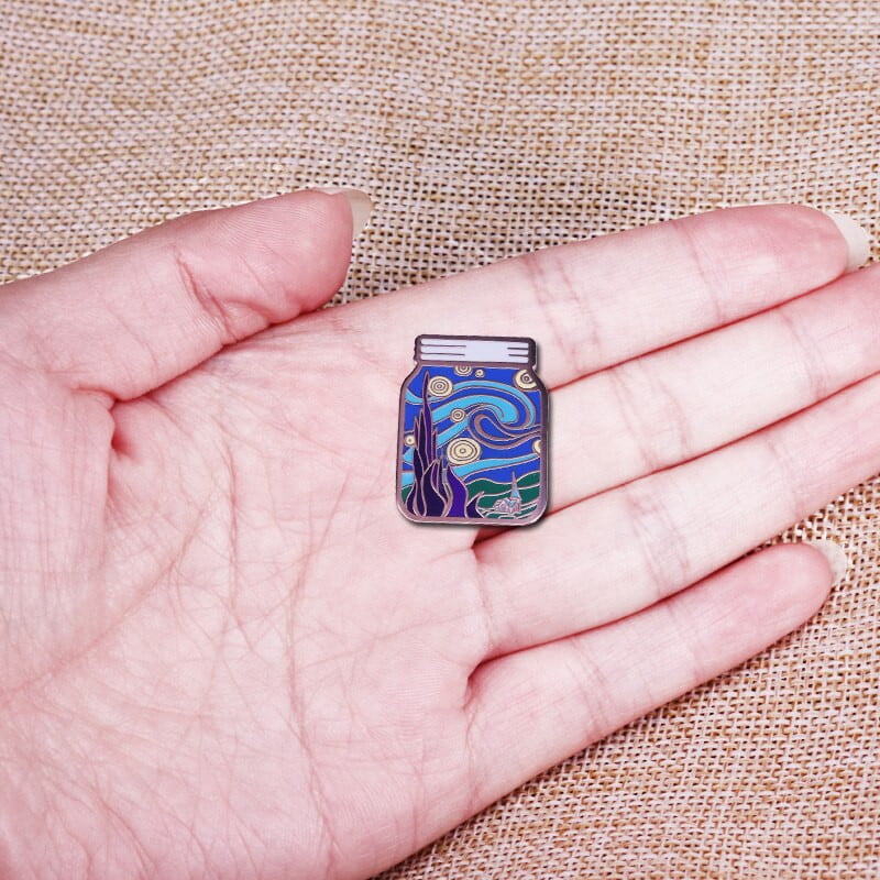 El pin de esmalte del tarro de la noche estrellada