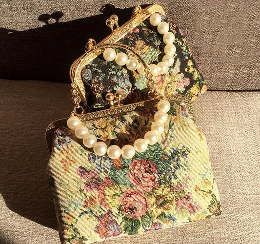 Cartera con bordado floral rococó