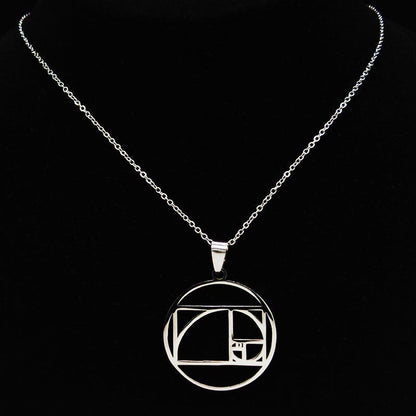 collar inspirado en la proporción áurea de fibonacci