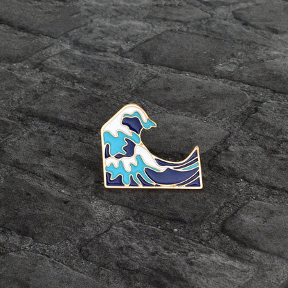 La grande vague de broche en émail kanagawa
